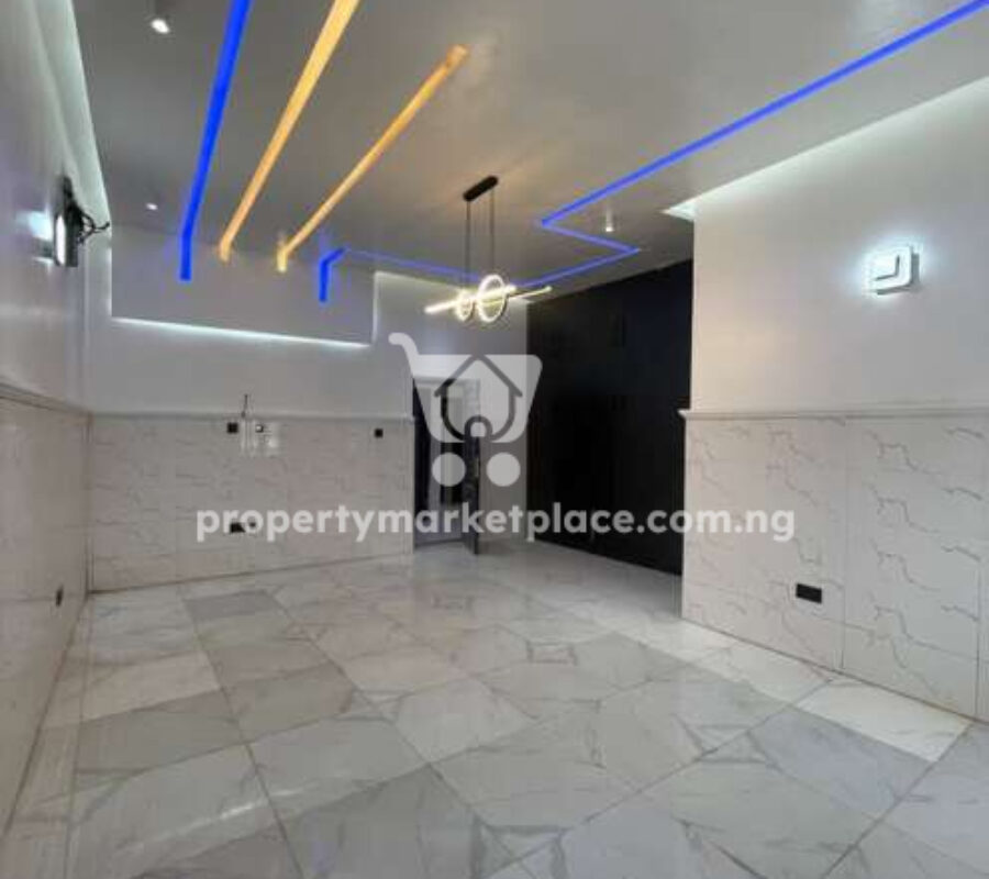 4 bedroom detached duplex with 1 room Bq