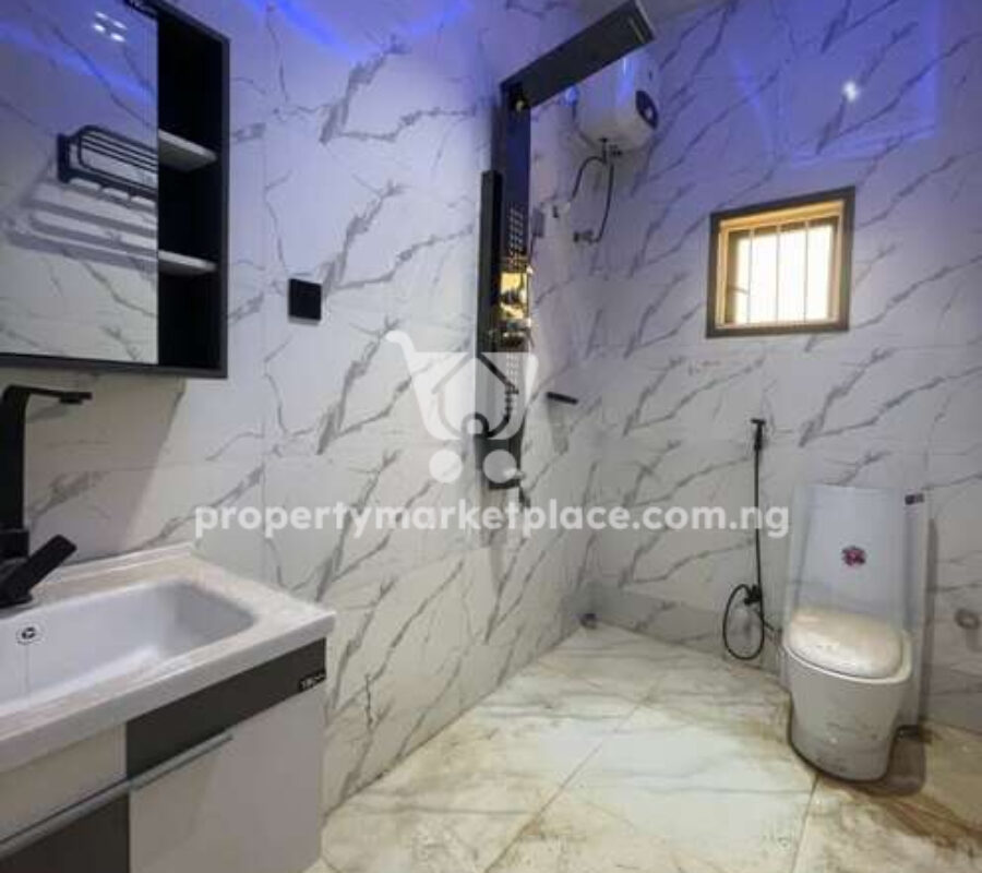 4 bedroom detached duplex with 1 room Bq