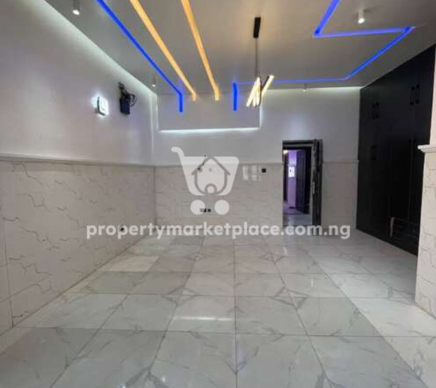 4 bedroom detached duplex with 1 room Bq
