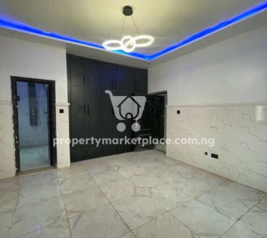 4 bedroom detached duplex with 1 room Bq