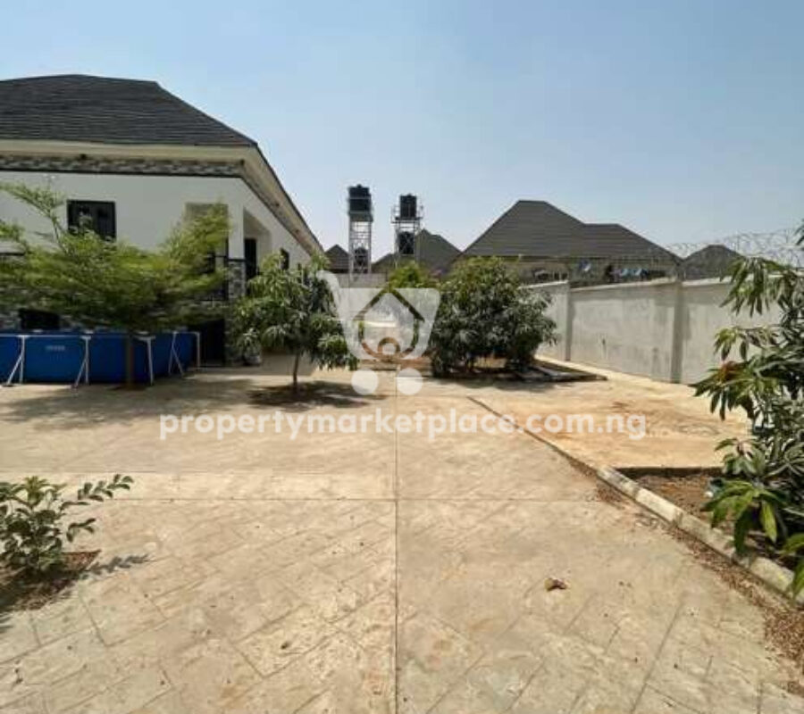 4 bedroom detached duplex with 1 room Bq