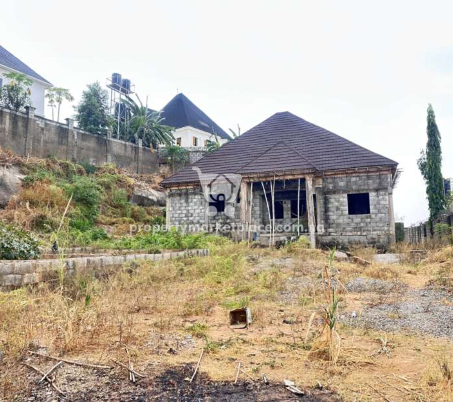 3 bedroom detached bungalow in a nice estate (carcass)