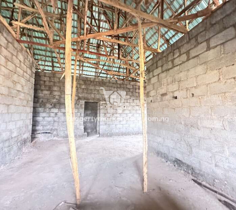 3 bedroom detached bungalow in a nice estate (carcass)