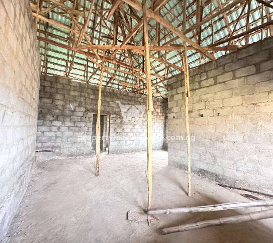 3 bedroom detached bungalow in a nice estate (carcass)