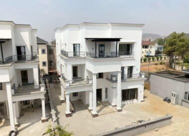 6 bedroom detached duplex with Bq
