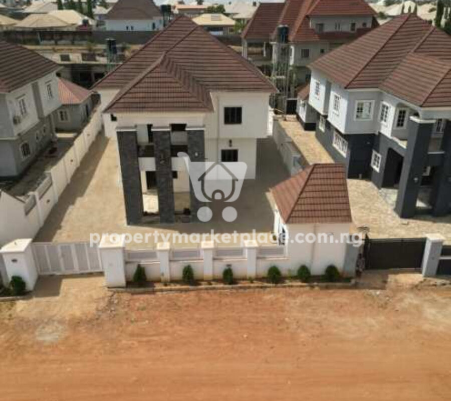 4 bedroom detached duplex with a room Bq on a tarred road