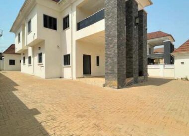 4 bedroom detached duplex with a room Bq on a tarred road