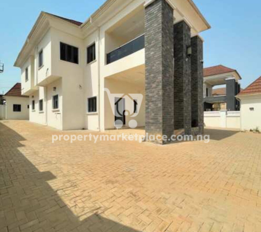 4 bedroom detached duplex with a room Bq on a tarred road