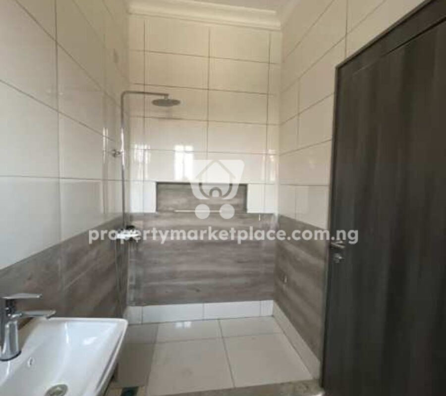 4 bedroom detached duplex with a room Bq on a tarred road