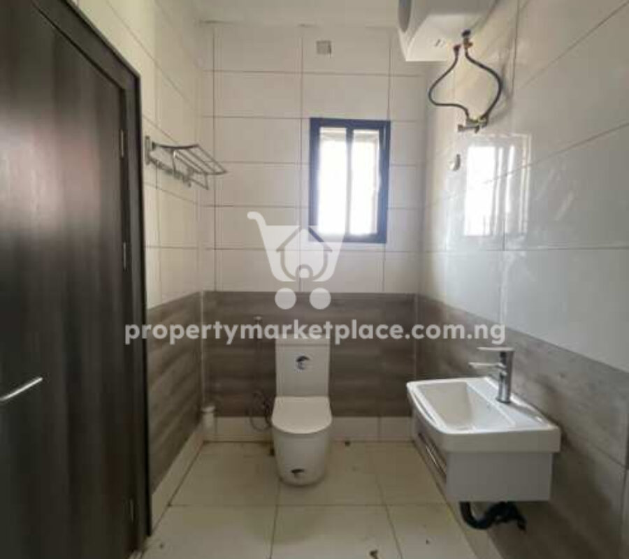 4 bedroom detached duplex with a room Bq on a tarred road