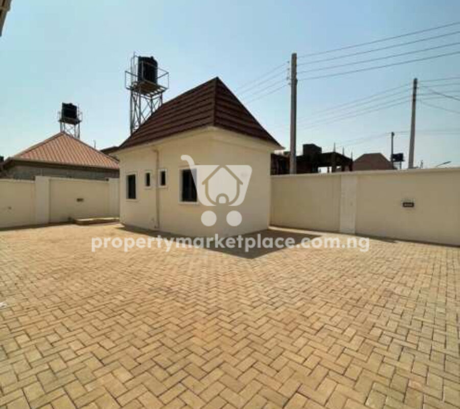 4 bedroom detached duplex with a room Bq on a tarred road