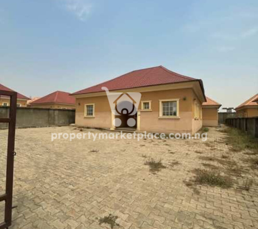 3 bedroom detached bungalow with 2 rooms Bq in an estate