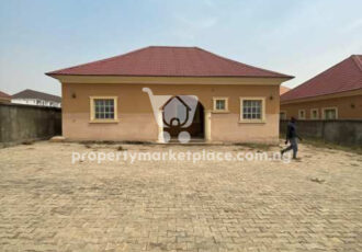 3 bedroom detached bungalow with 2 rooms Bq in an estate