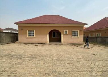 3 bedroom detached bungalow with 2 rooms Bq in an estate