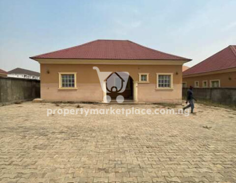 3 bedroom detached bungalow with 2 rooms Bq in an estate