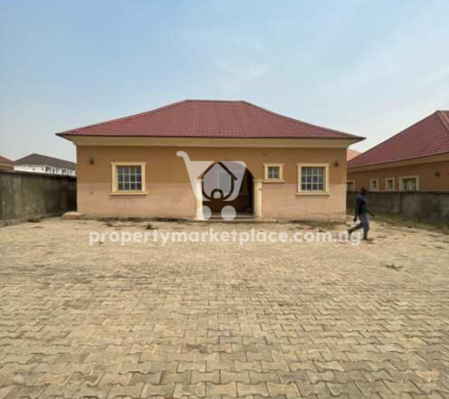 3 bedroom detached bungalow with 2 rooms Bq in an estate