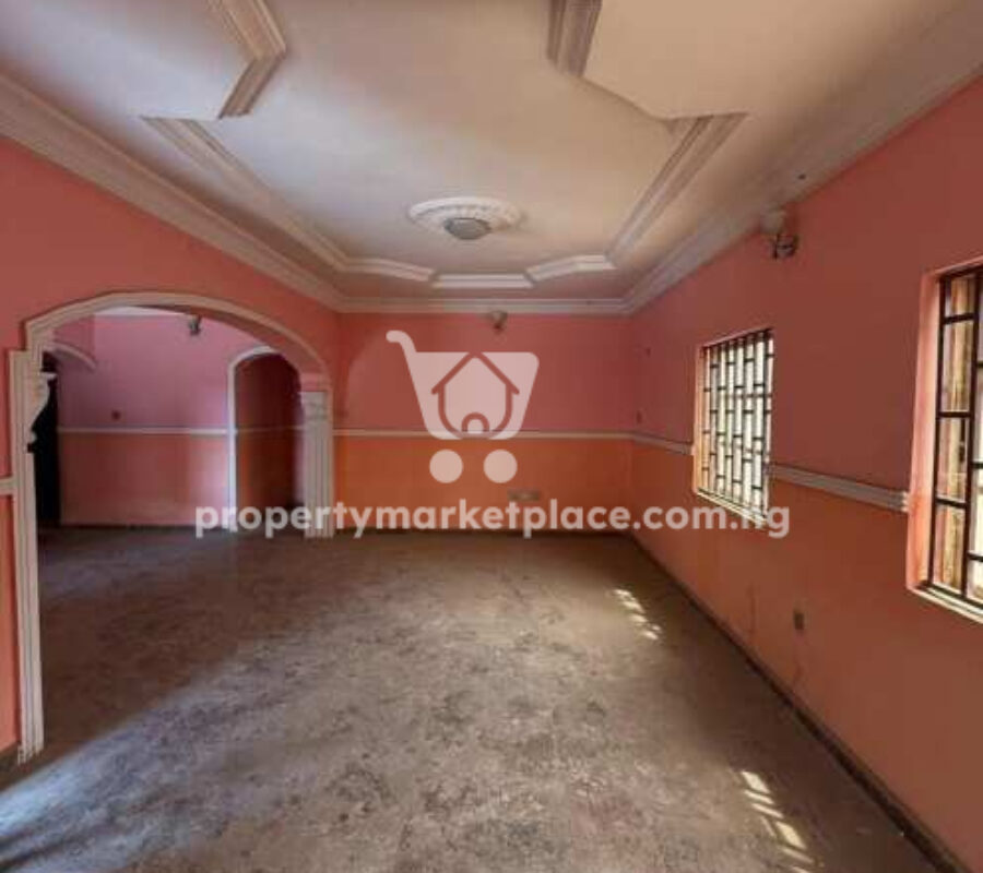 3 bedroom detached bungalow with 2 rooms Bq in an estate
