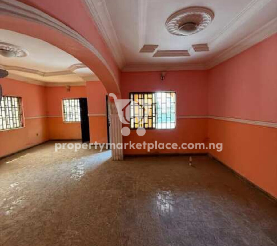 3 bedroom detached bungalow with 2 rooms Bq in an estate