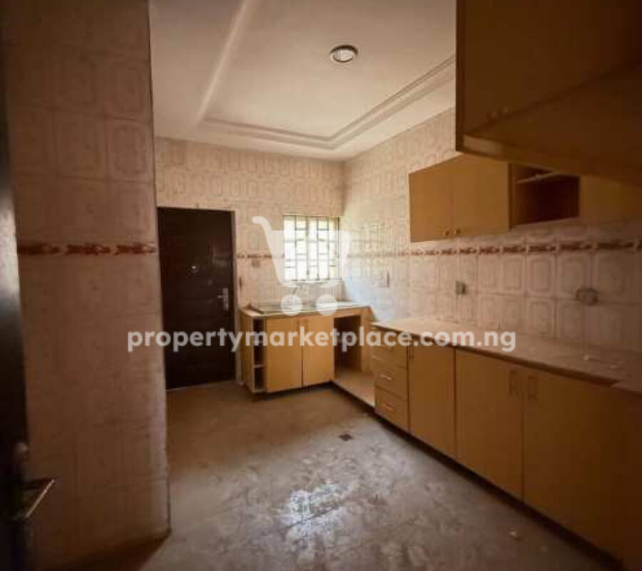 3 bedroom detached bungalow with 2 rooms Bq in an estate