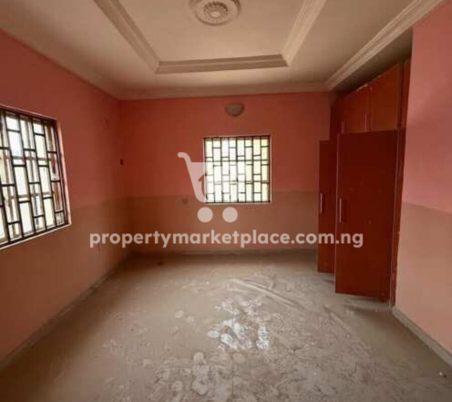3 bedroom detached bungalow with 2 rooms Bq in an estate