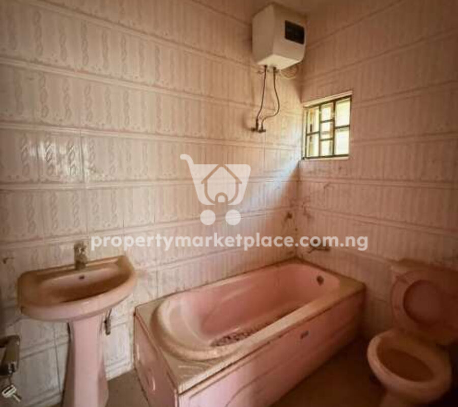 3 bedroom detached bungalow with 2 rooms Bq in an estate
