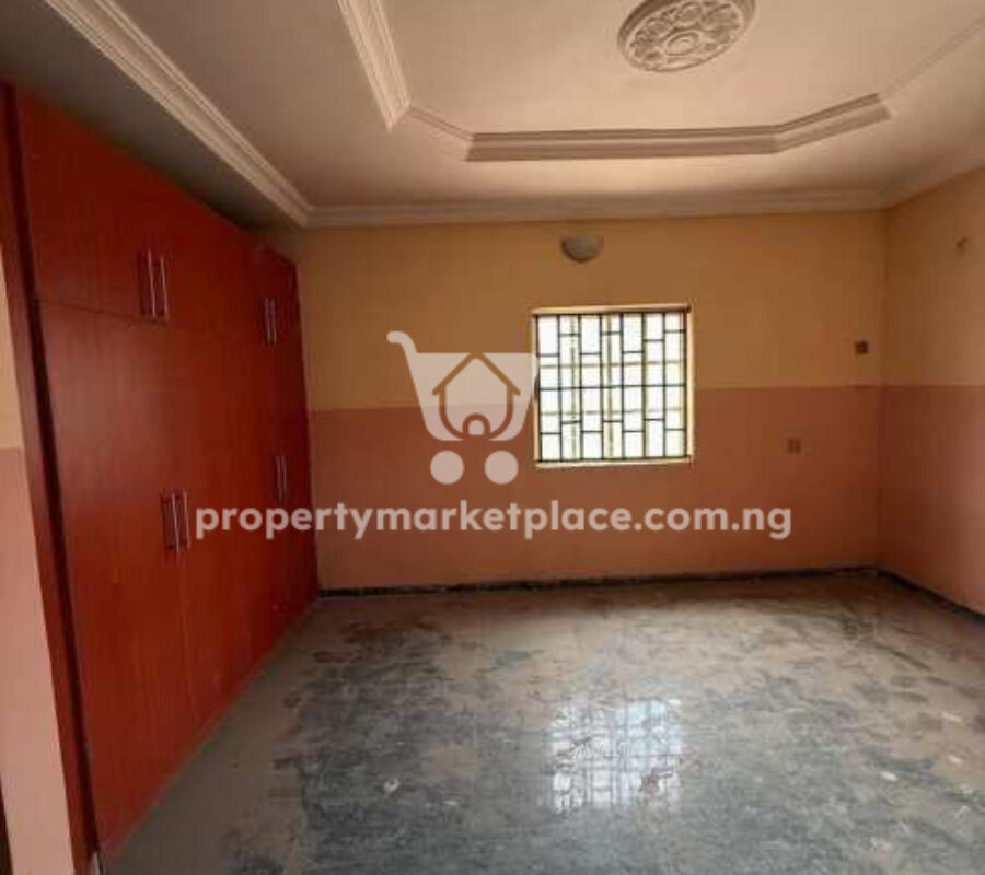 3 bedroom detached bungalow with 2 rooms Bq in an estate
