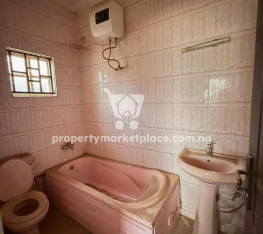 3 bedroom detached bungalow with 2 rooms Bq in an estate