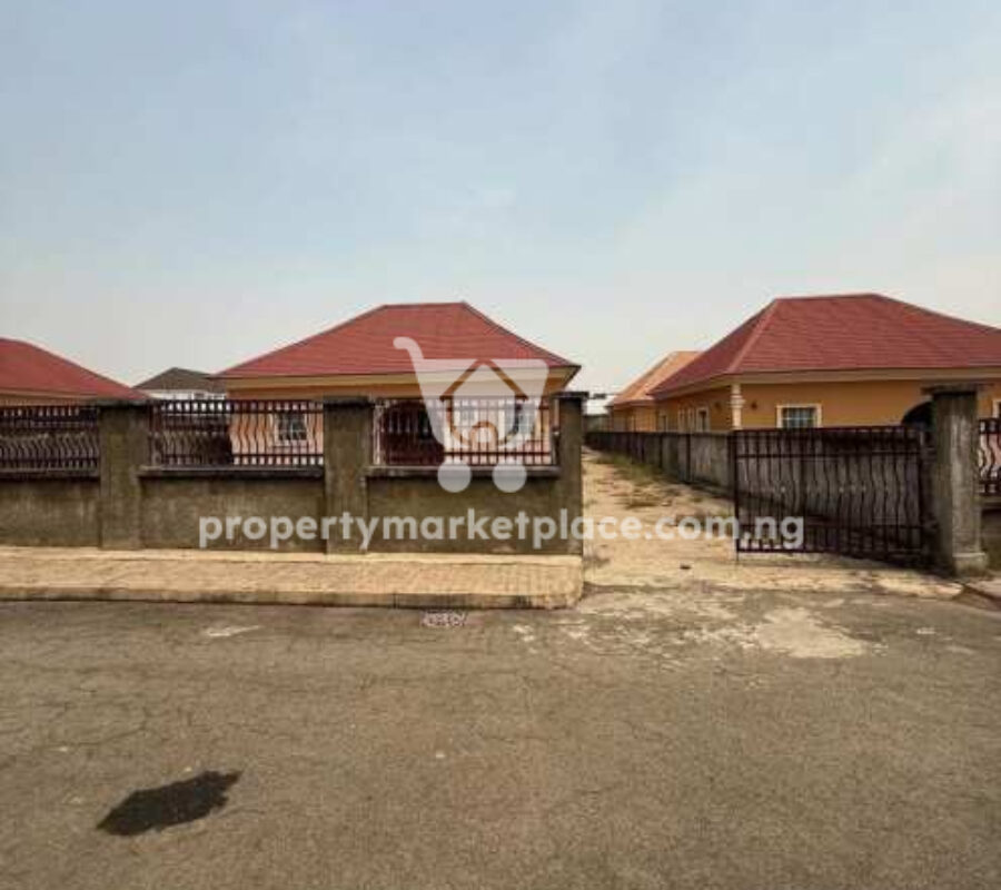 3 bedroom detached bungalow with 2 rooms Bq in an estate