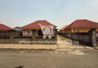 3 bedroom detached bungalow in an estate