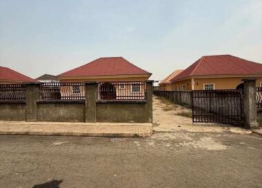 3 bedroom detached bungalow in an estate