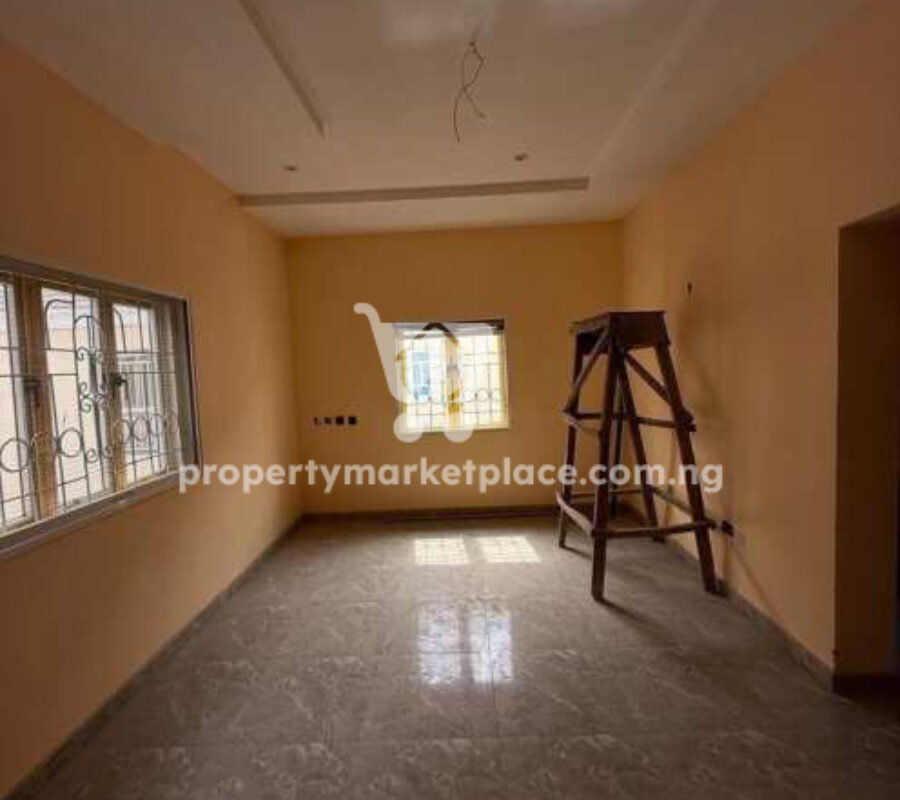 Spacious 3 bedroom flat in a nice area with tarred roads