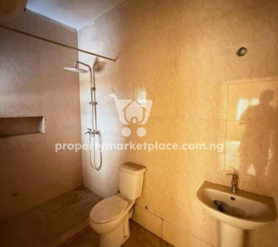 Spacious 3 bedroom flat in a nice area with tarred roads
