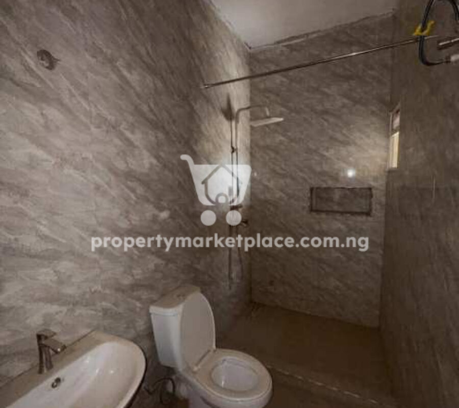 Spacious 3 bedroom flat in a nice area with tarred roads