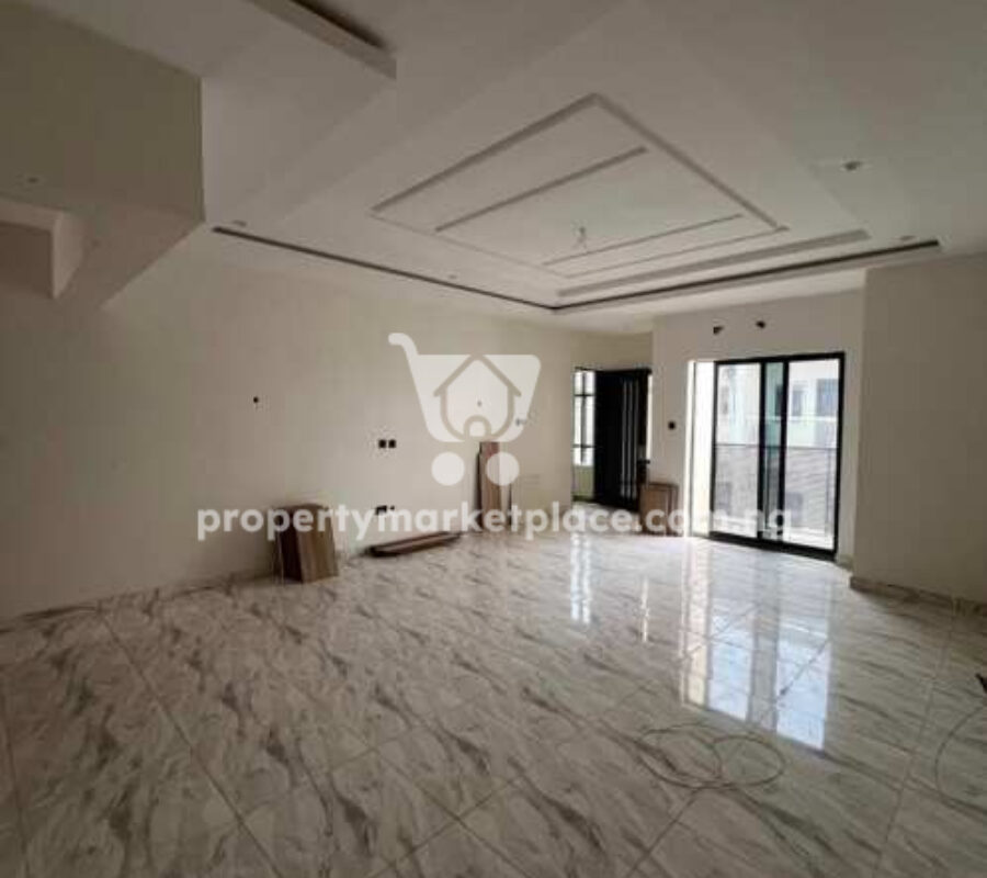 Spacious 2 bedroom flat in a nice area with tarred roads