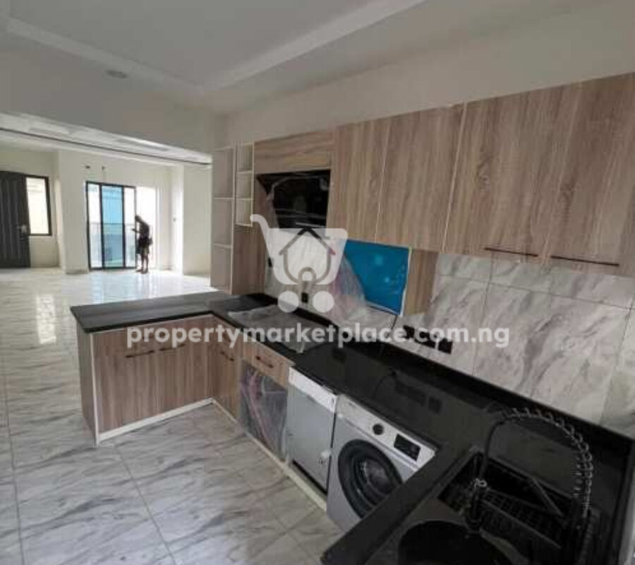Spacious 2 bedroom flat in a nice area with tarred roads