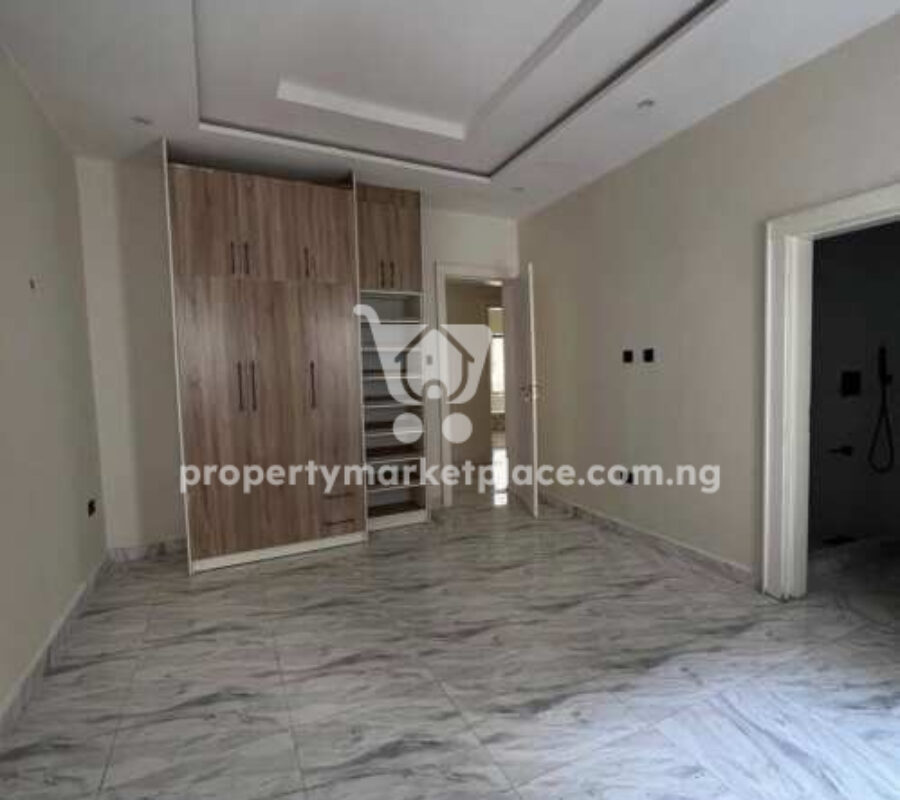 Spacious 2 bedroom flat in a nice area with tarred roads