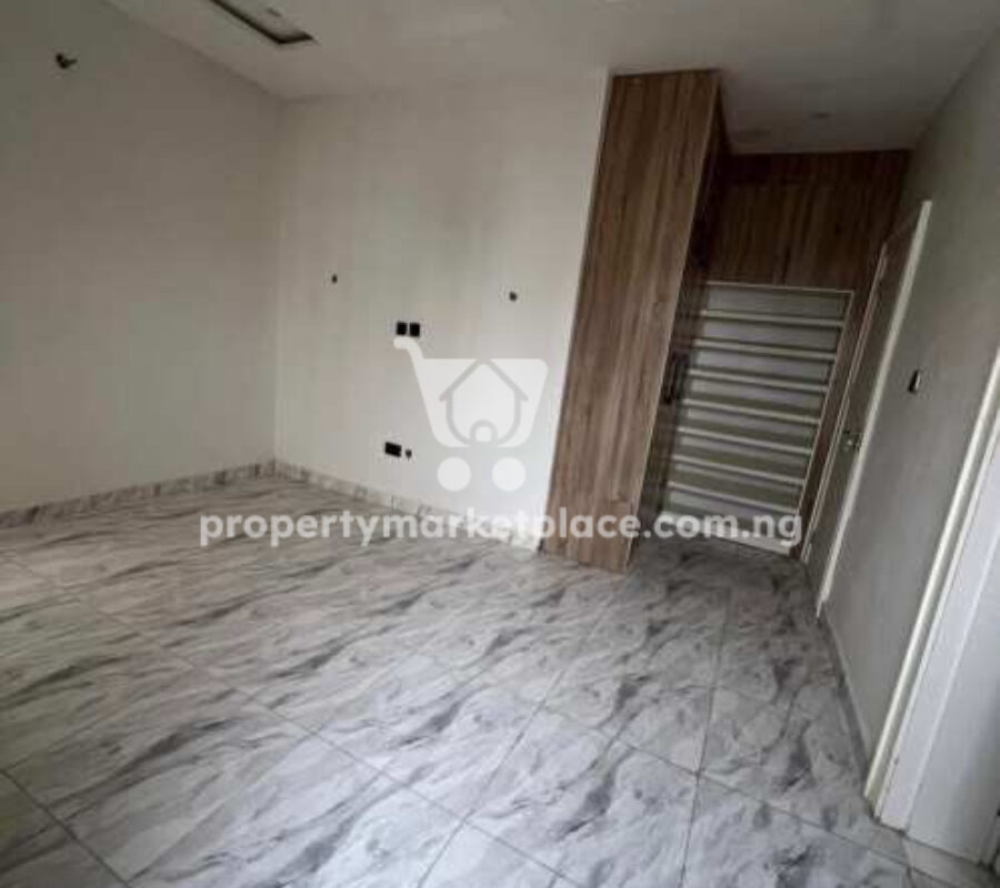 Spacious 2 bedroom flat in a nice area with tarred roads