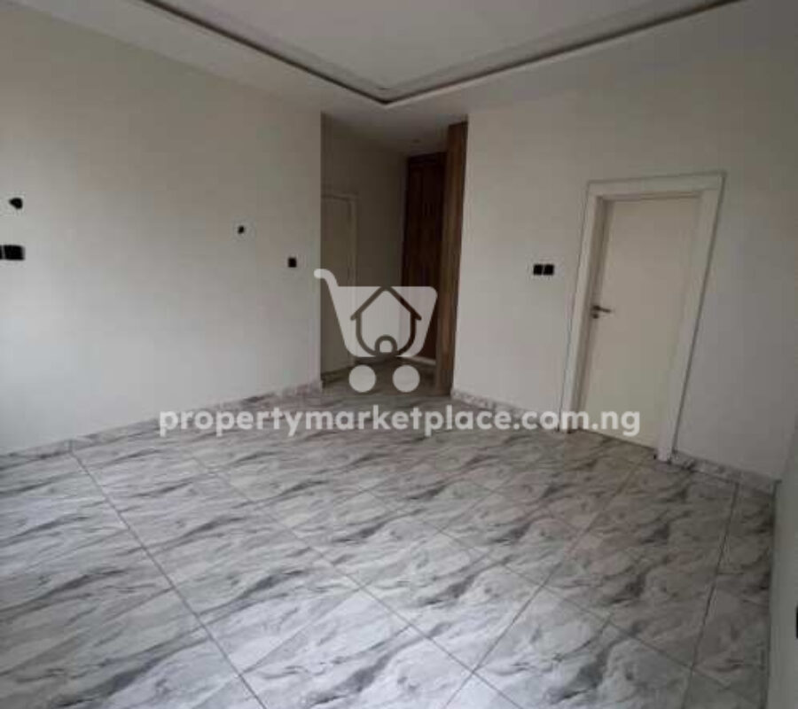 Spacious 2 bedroom flat in a nice area with tarred roads