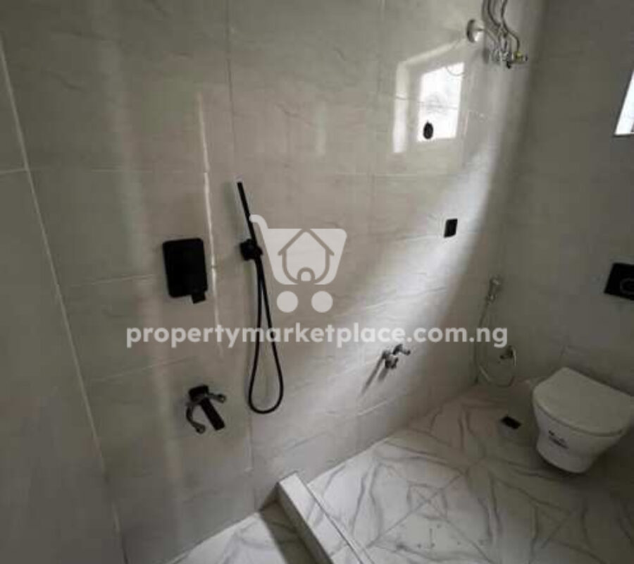Spacious 2 bedroom flat in a nice area with tarred roads