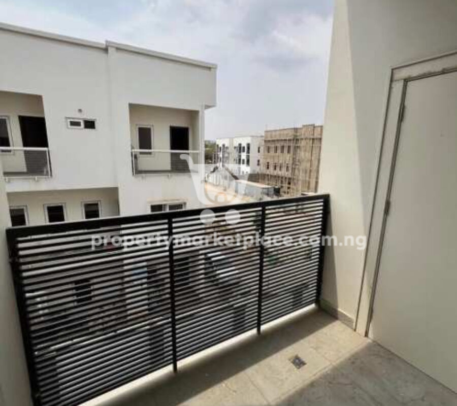 Spacious 2 bedroom flat in a nice area with tarred roads