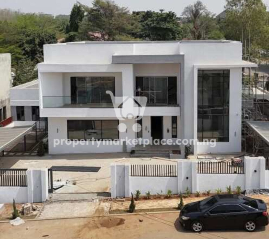 5 bedroom detached duplex with 1 bedroom guest chalet