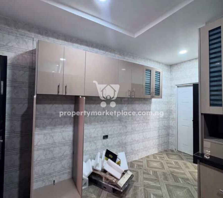 Superbly furnished 3 bedroom flat with Bq