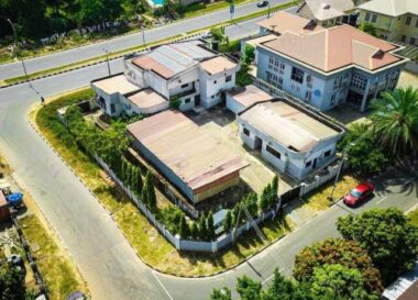 7 bedroom detached duplex with 3 bedroom guest chalet