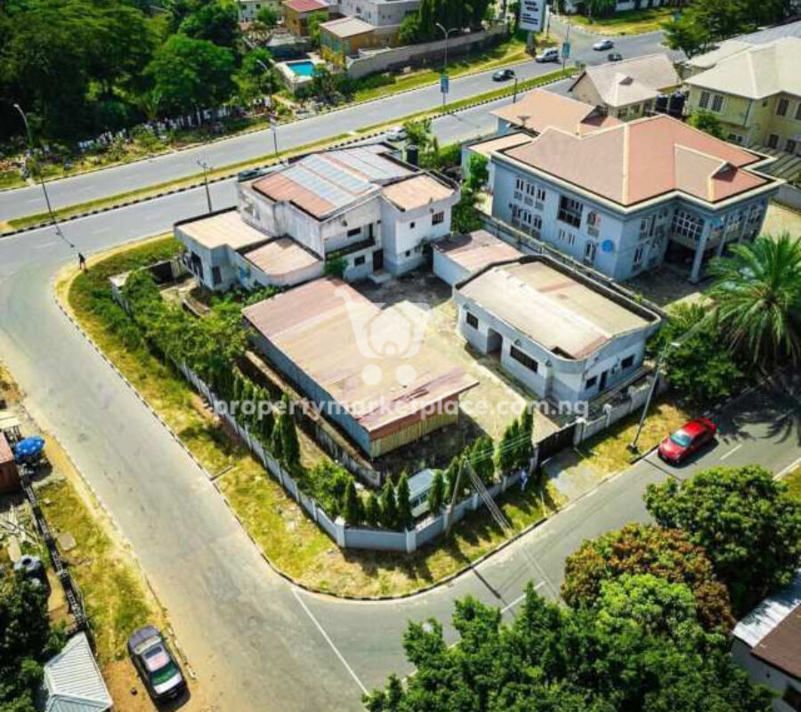7 bedroom detached duplex with 3 bedroom guest chalet