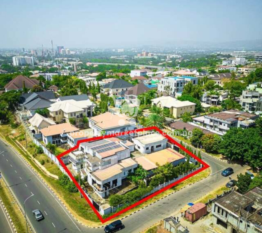 7 bedroom detached duplex with 3 bedroom guest chalet
