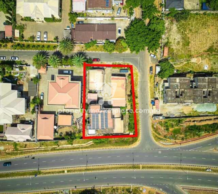 7 bedroom detached duplex with 3 bedroom guest chalet