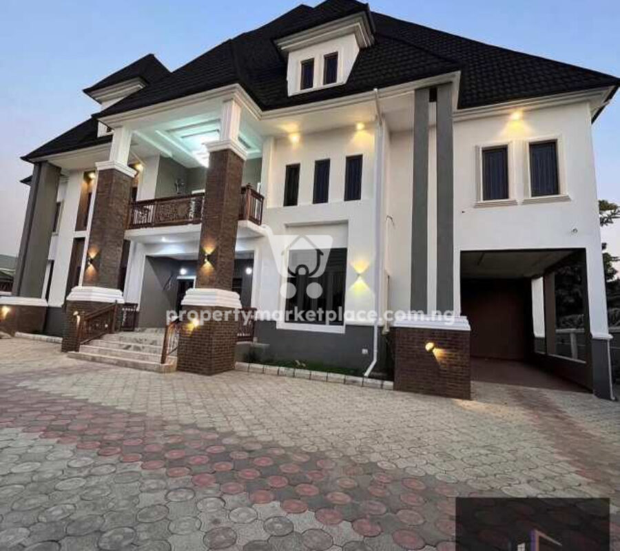 6 bedroom detached duplex & guest chalet with swimming pool