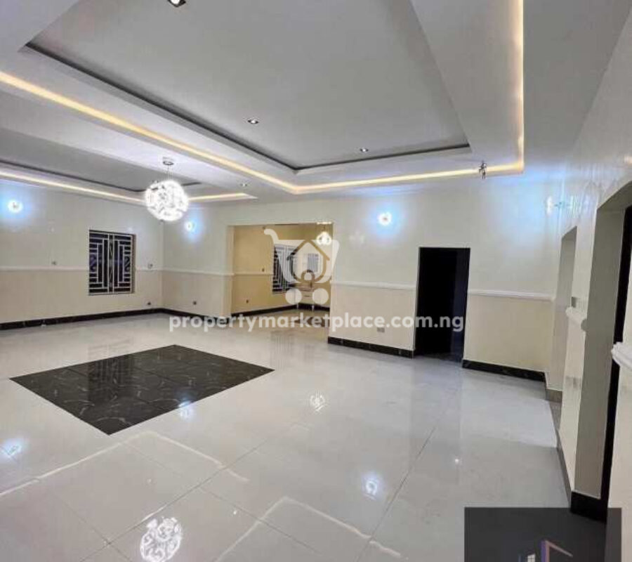 6 bedroom detached duplex & guest chalet with swimming pool