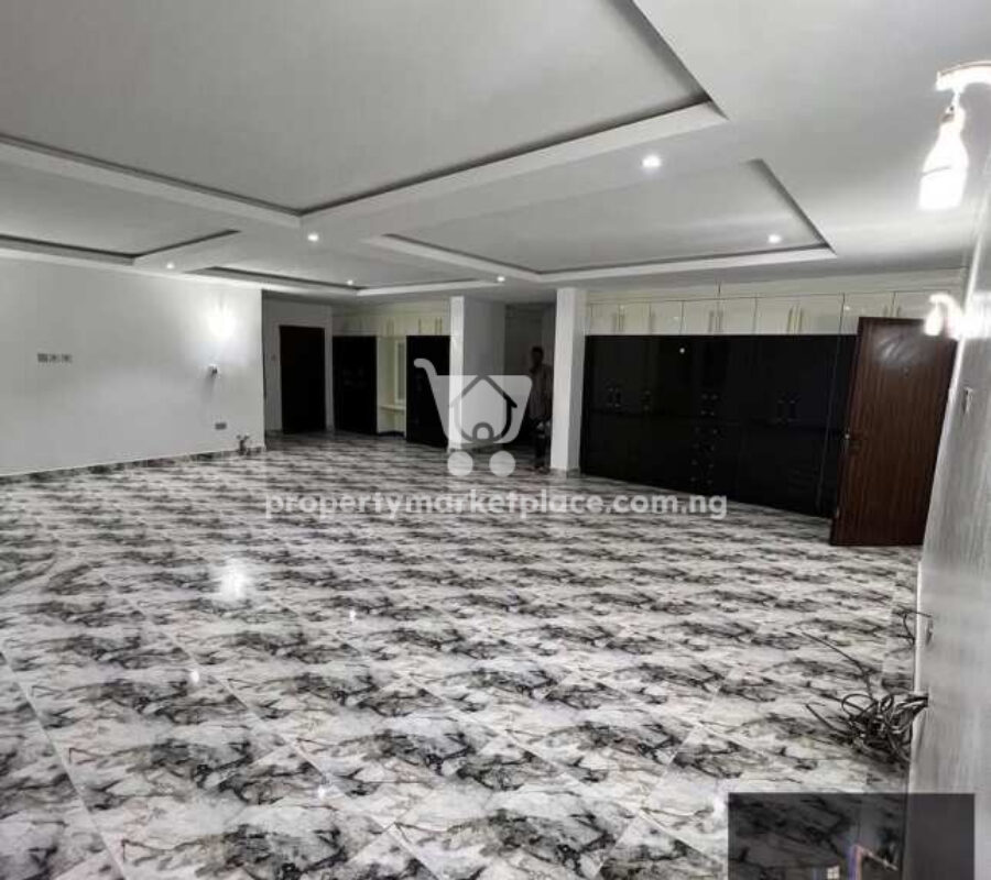 6 bedroom detached duplex & guest chalet with swimming pool
