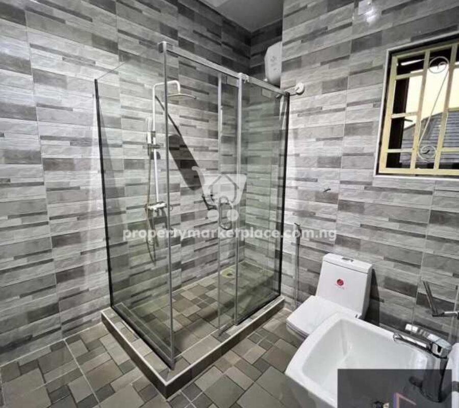 6 bedroom detached duplex & guest chalet with swimming pool